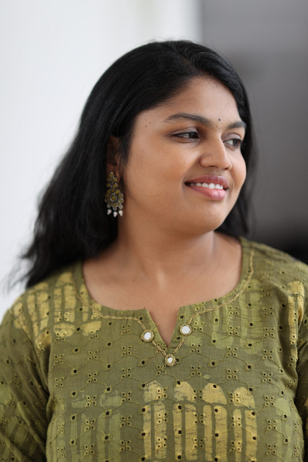 Closer look on a 30+ office woman