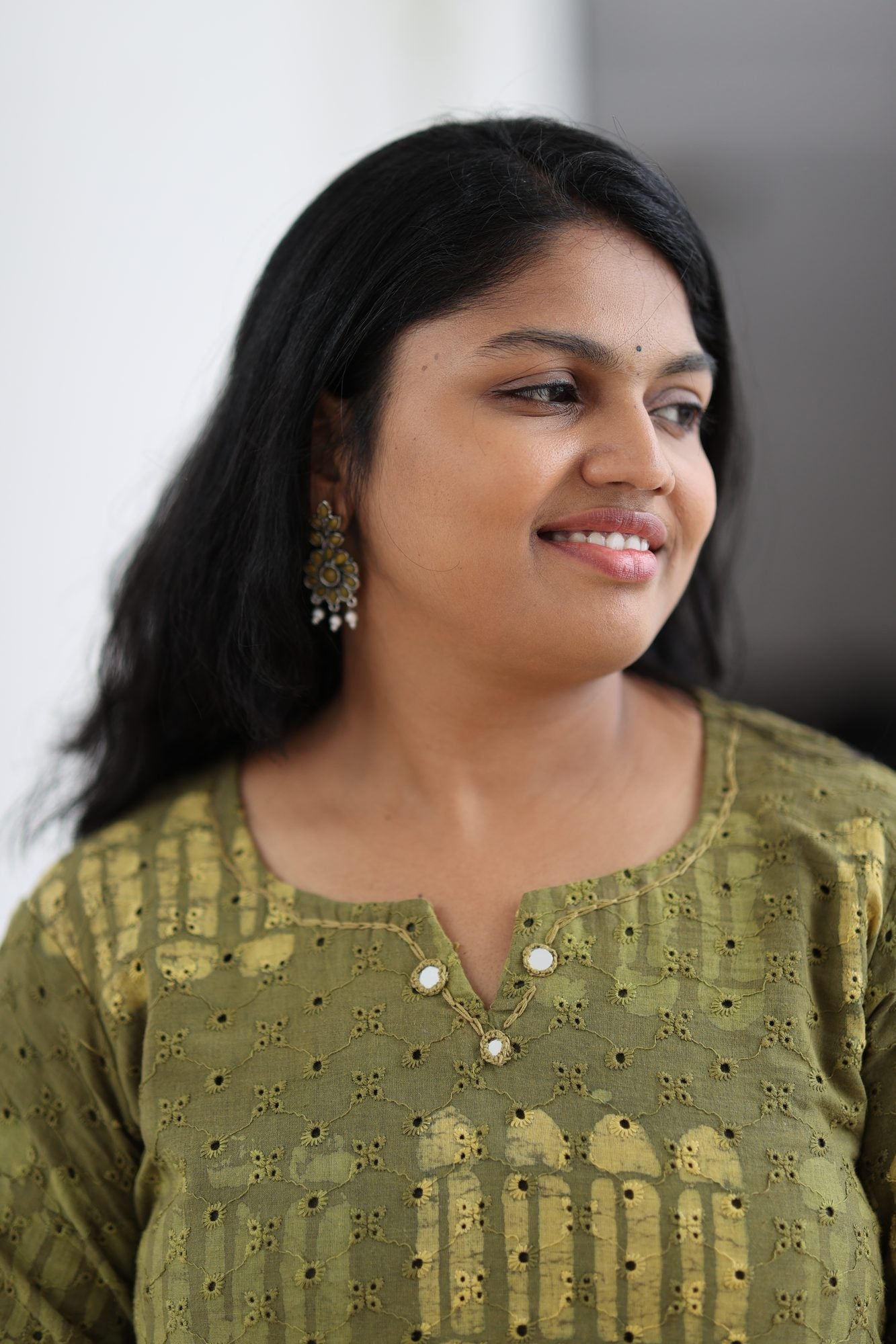 Closer look on a 30+ office woman