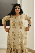 Three-quarter sleeve and vegetable-dyed cotton fabric close-up
