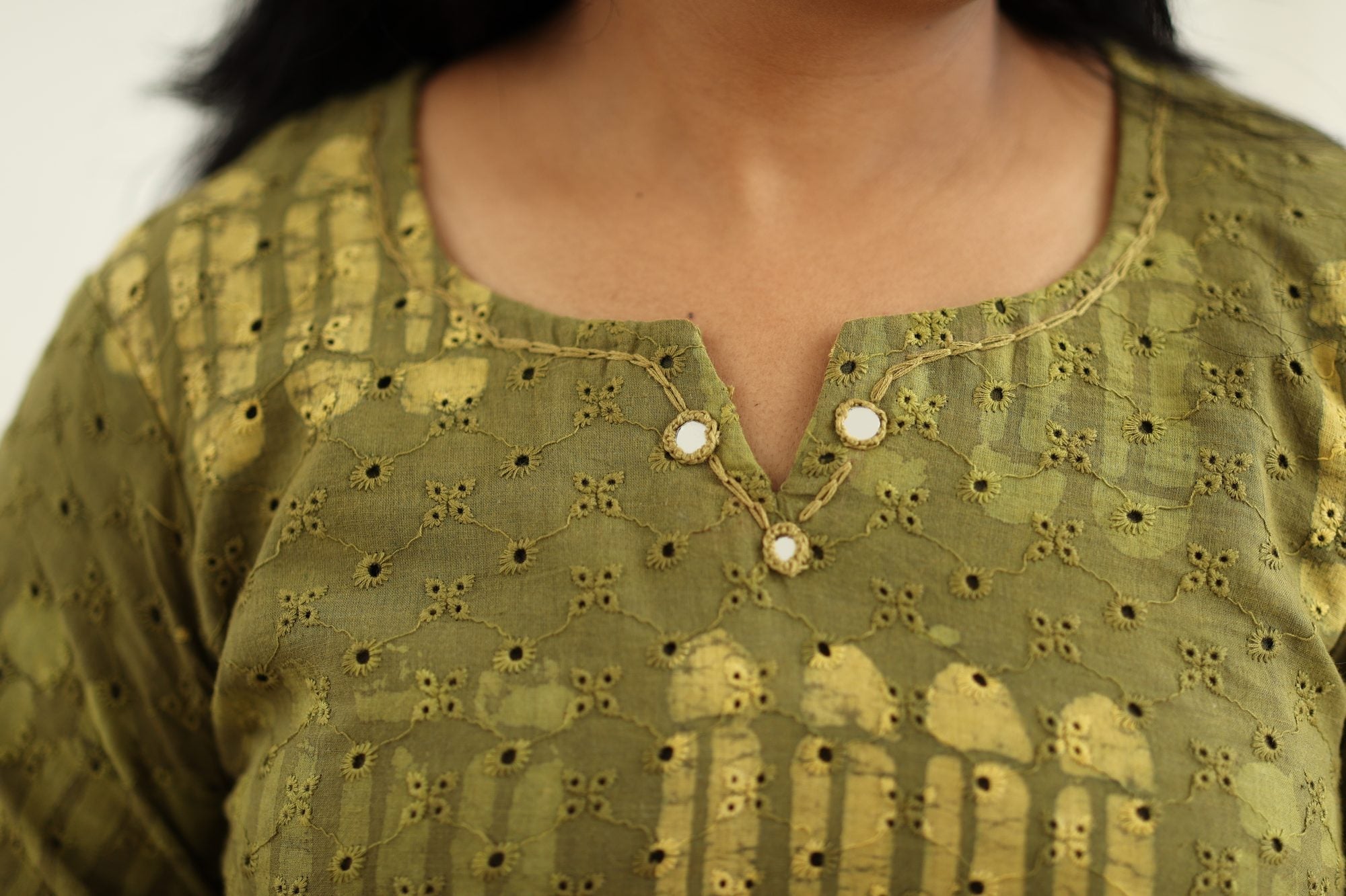 Notch neckline with mirror buttons