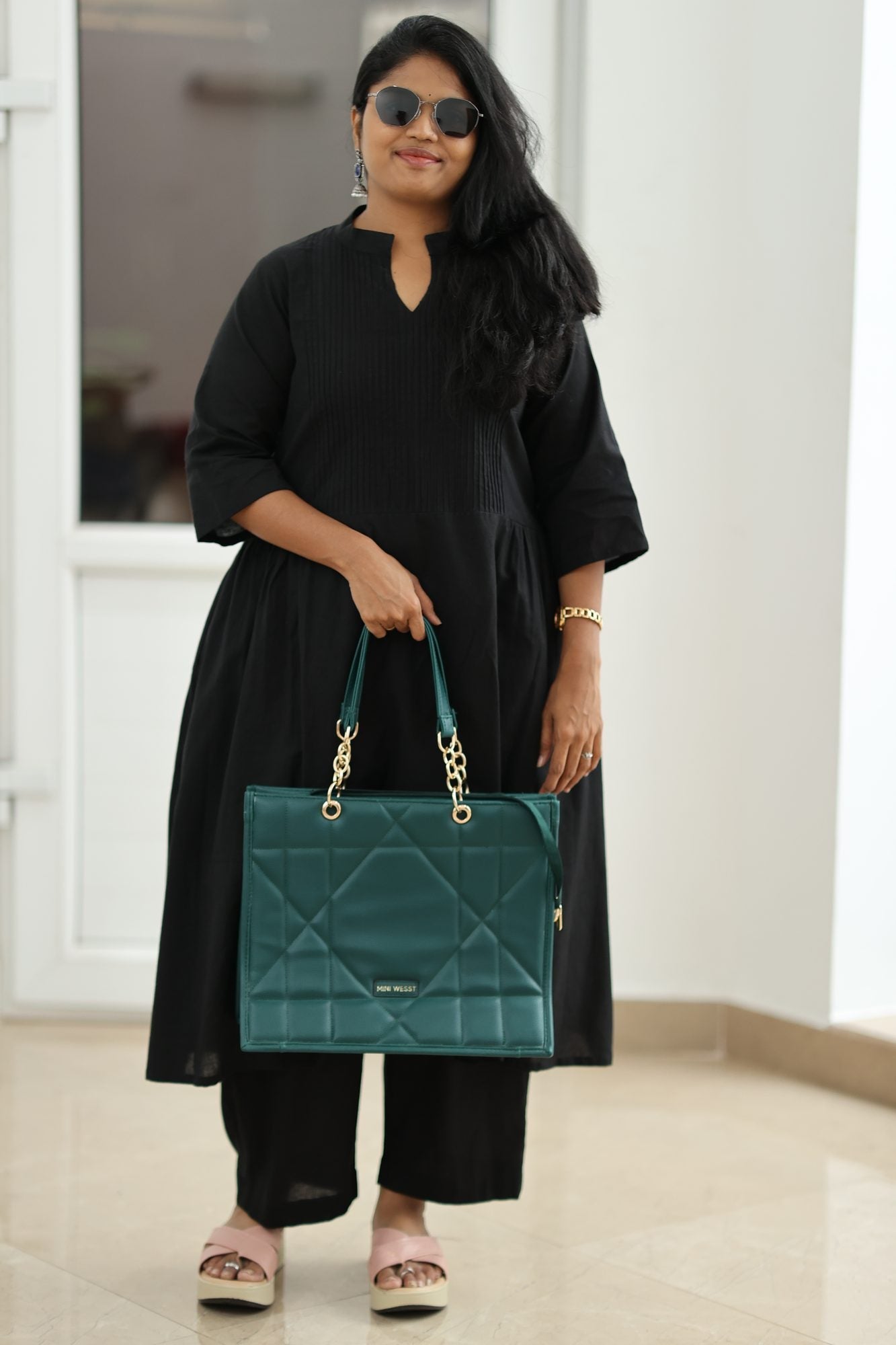MAGI0009 styled with handbag