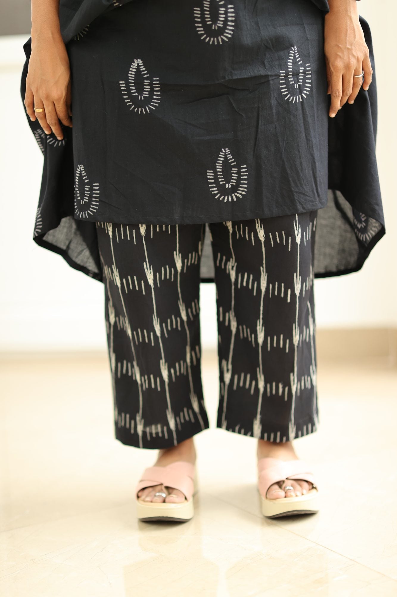 MAGI0011 straight-cut pant and hem detail