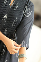 MAGI0011 sleeve, pocket and Dabu print detail