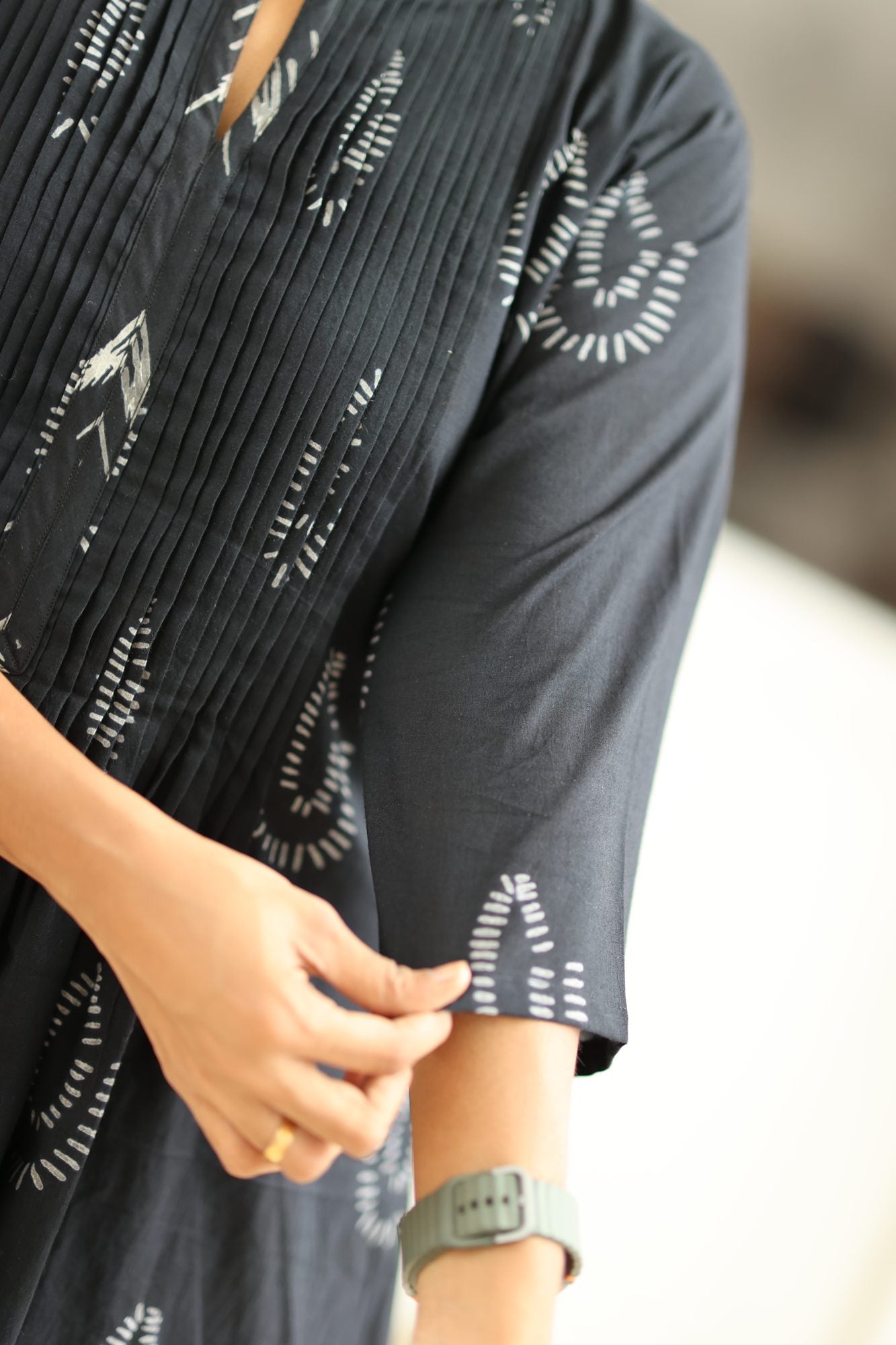 MAGI0011 sleeve, pocket and Dabu print detail