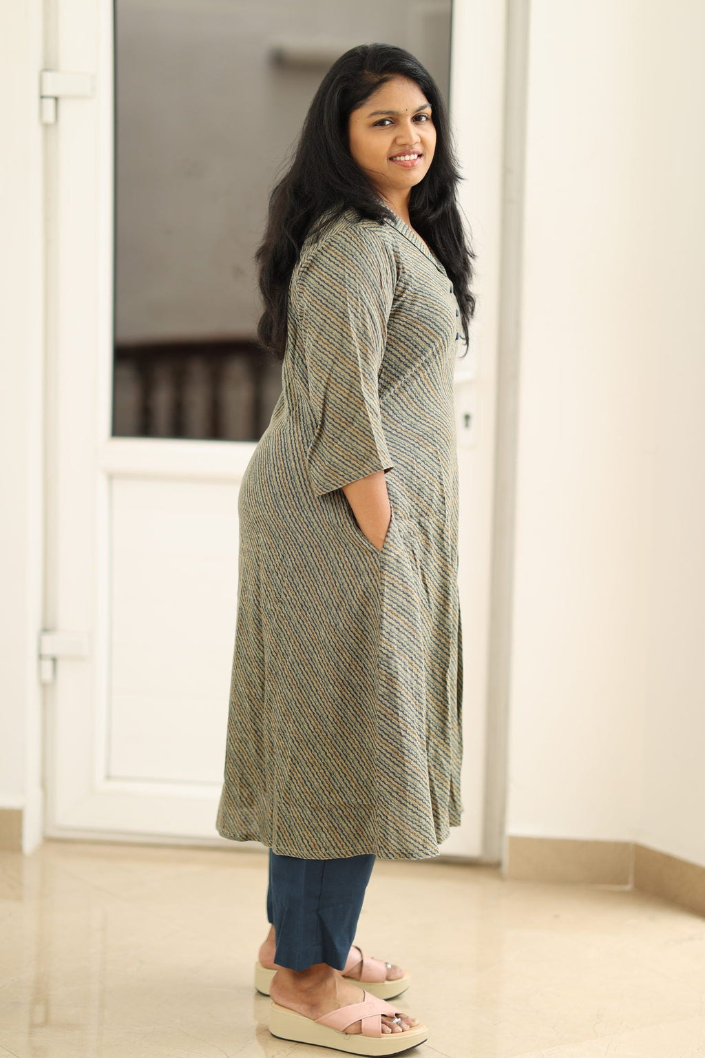 Side view showing side pocket