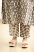 Hem and hip fit with contrast pebble-print pant