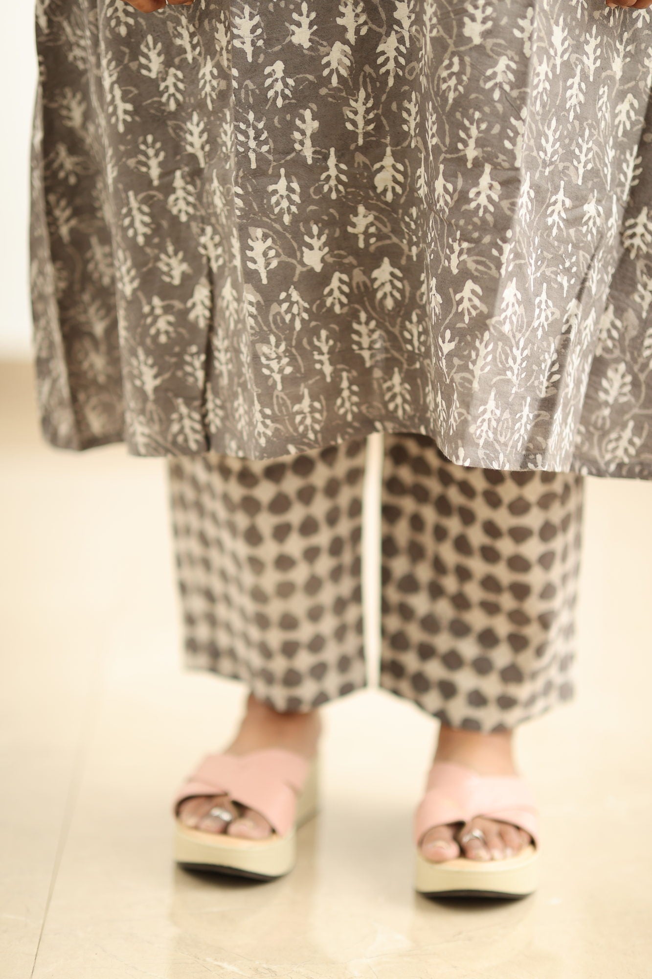 Hem and hip fit with contrast pebble-print pant