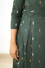 Box pleats and side pocket detail