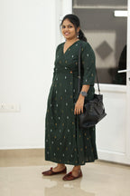 Three-quarter view styled with a shoulder bag