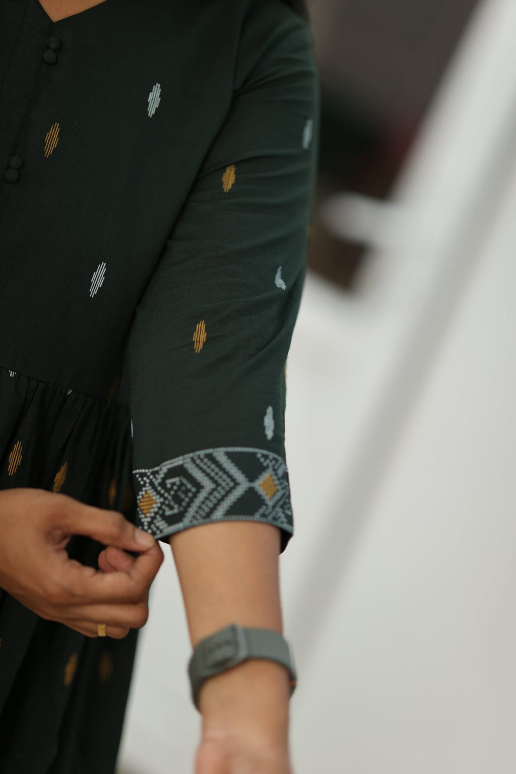 Sleeve cuff finished with the patola border