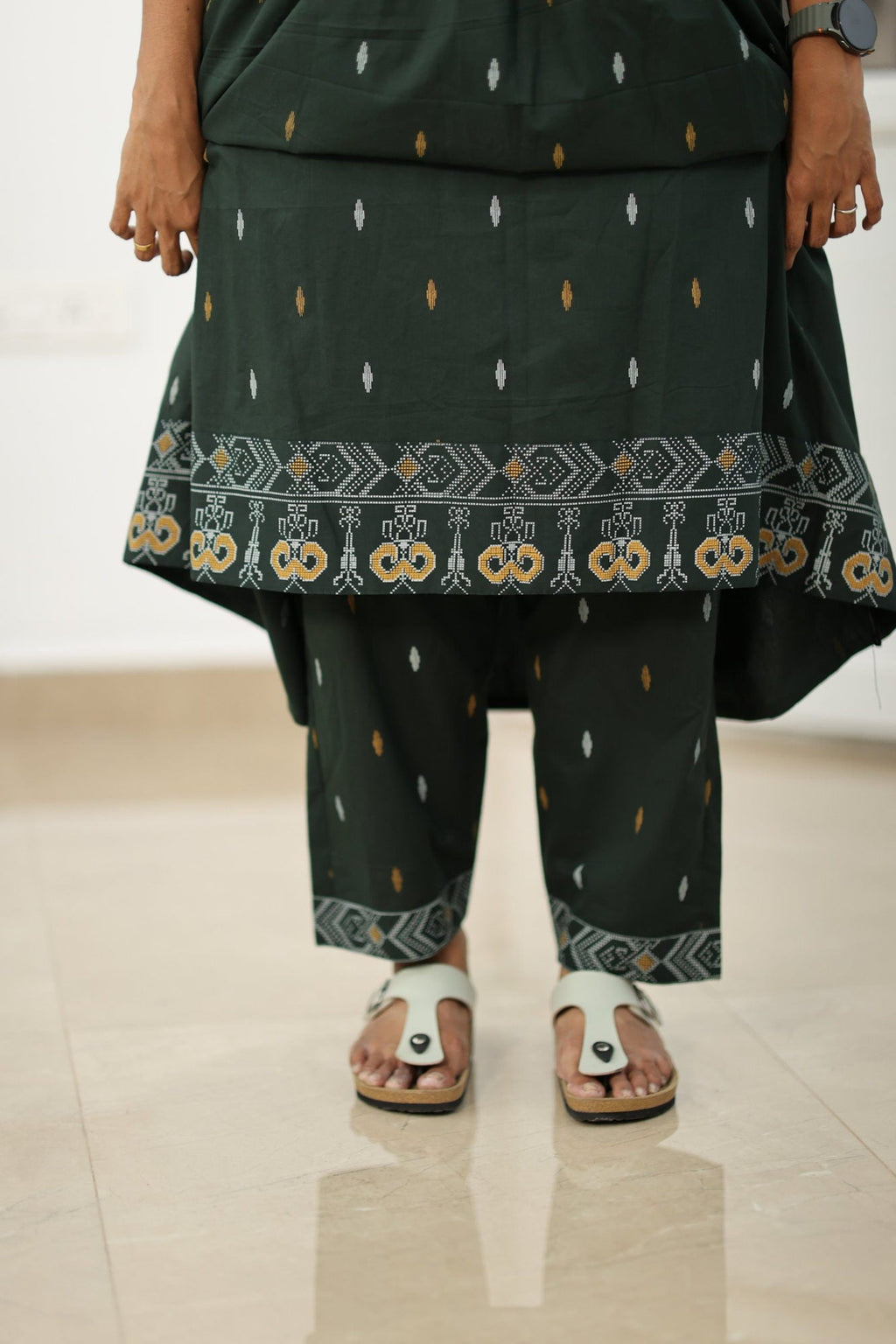 Patola border on the kurta hem and the matching pant hem