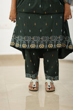 Patola border on the kurta hem and the matching pant hem