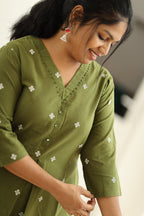 V-neck with green hand embroidery close-up